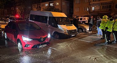 Önlem alınmadı, yağmurda çöken yolda araçlar çukura girdi