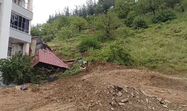 Osmaniye'de toprak kayması: Prefabrik ev devrildi, traktör göçük altında kaldı