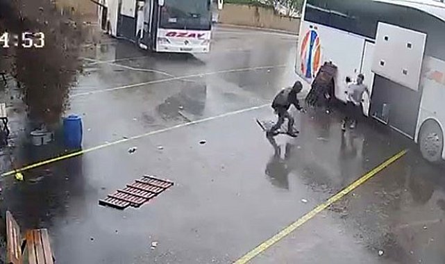 Otobüs perondan çıktı, saniyeler sonra toprak kayması oldu, görevli ise son anda kaçtı