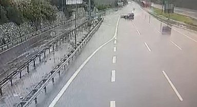Otomobil bariyerlere ve araca çarptı