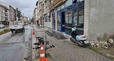 Otomobilin çarptığı aydınlatma direği marketin camını kırdı: 1 yaralı