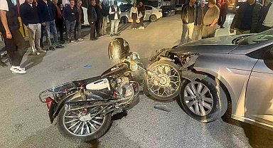 Otomobilin motosikletle çarpıştığı kaza güvenlik kamerasında