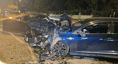 Otomobiller kafa kafaya çarpıştı: 3 yaralı