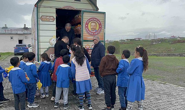 Oyuncak karavanı Kars'ta minik yürekleri ısıttı