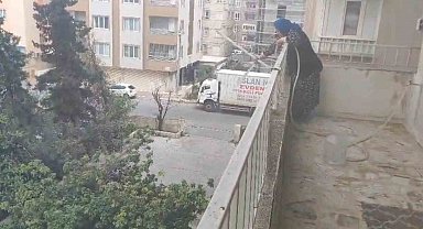 Park halinde alev alan aracı yaşlı kadın balkondan söndürmeye çalıştı