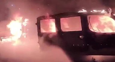 Park halindeki otomobil yandı, alevler önündeki araca sıçradı