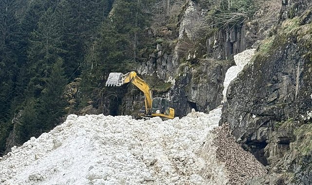 Rize'de yayla yollarında kar temizleme çalışmaları sürüyor