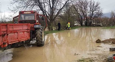 Sağanak yağış sel su baskınlarına neden oldu
