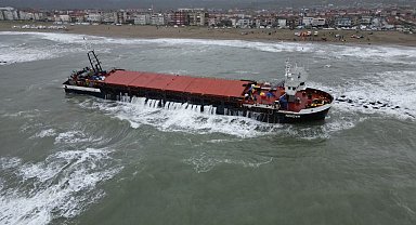 Sakarya'da karaya oturan gemi havadan görüntülendi