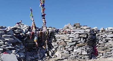 Sarıkız Türbesi'ne bayrak asmak için Kaz Dağları'na tırmandılar
