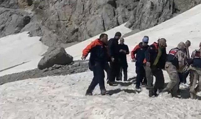 Şelalede mahsur kalan vatandaş kurtarıldı