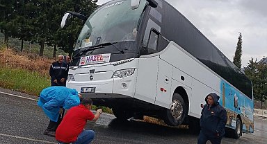 Selçuk'ta rampayı çıkamayan tur otobüsü şarampole kaydı
