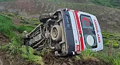 Siirt'te ambulans şarampole devrildi: 3 sağlık personeli yaralandı