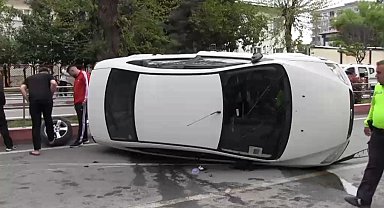 Siirt'te otomobil refüje çarptı: 3 yaralı