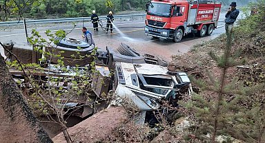 Sinop'ta kum yüklü kamyon devrildi