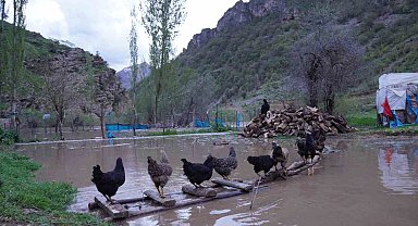 Şırnak'ta sel suları köprüleri yıktı, ev ve ahırlar sular altında kaldı