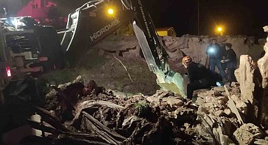 Sivas'ta çatısı çöken ağıldaki 13 küçükbaş telef oldu