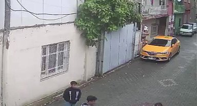 Sokakta yaşayan adamı yumruklayan çocuğa ev hapsi cezası