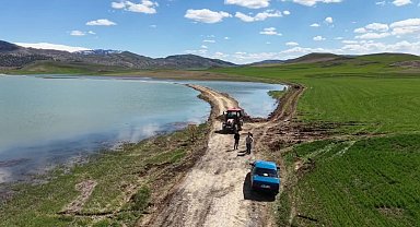 Tarım arazileri sular altında kaldı, 30 hane ile ulaşım kesildi