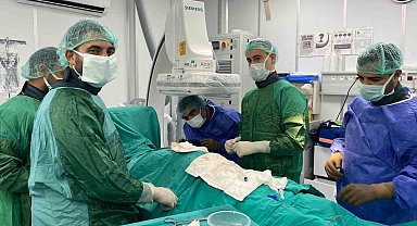 Tarsus Devlet Hastanesi'nde şoklama özellikli kalp pili takıldı