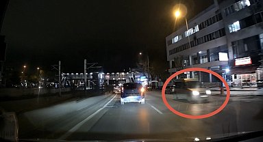 Ters yönde ilerleyen araç kameraya yansıdı