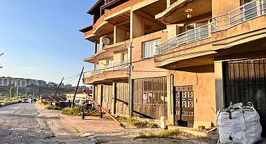 Tır kablolara takıldı: Direkler devrildi, facia ucuz atlatıldı