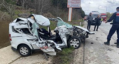 Tıra çarpan hafif ticari araç hurda yığınına döndü: 2 yaralı