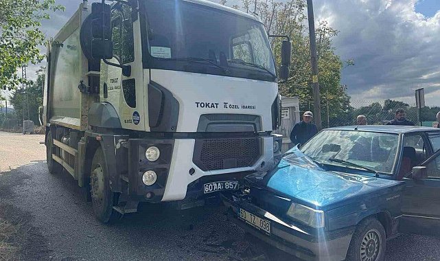 Tokat'ta çöp kamyonu ile otomobil çarpıştı: 2 yaralı