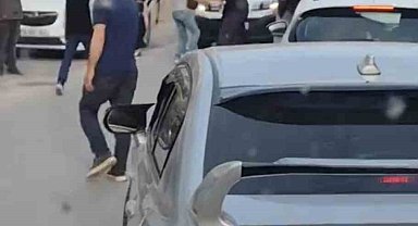 Trafikte döner bıçaklı kavga kamerada