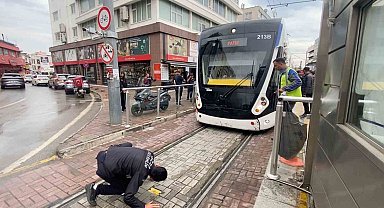 Tramvayın altına giren yavru kedi, yolcuları ve durak görevlilerini alarma geçirdi
