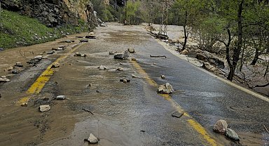 Tunceli'de taşkınlar sonrası hasar alan ilçe yolu ulaşıma kapandı