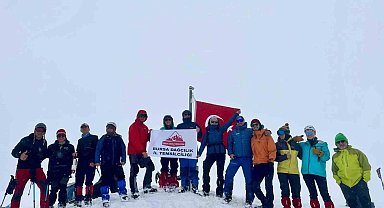 Uludağ'da mayısta kar sürprizi: 2 metre karda Türk bayrağı dalgalandı