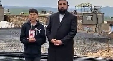 Vaazdan etkilendi, kumbarasındaki paraları camiye bağışladı