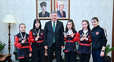 Vali Yılmaz, sporcu Gülsena Karakuyulu ve öğrencilerini makamında ağırladı
