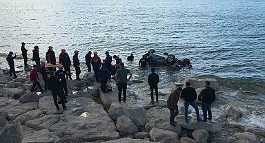 Van Gölü'ne uçan otomobildeki 1 kişi yaralandı