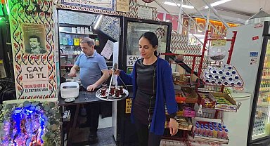 Yaklaşık 3 metrekarelik iş yerini sanat eseri niteliğinde bir mekâna dönüştürdü