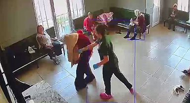 Yaşlı bakım merkezinde skandal görüntüler: Hastaya şiddet ve tükürme kamerada