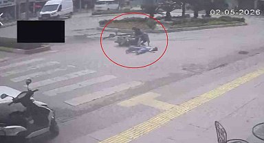 Yaya geçidini kullanan bisiklete motosiklet çarptı: 2'si çocuk 3 yaralı