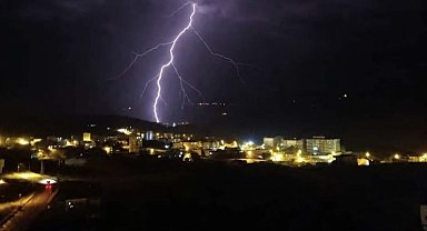 Yıldırım elektrik ve internet hatlarına zarar verdi