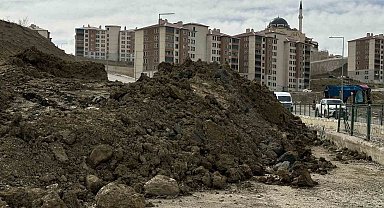Yüksekova'da heyelan ulaşımı aksatıyor: Pizok yolunda ulaşım 1 aydır tek şeritten sağlanıyor