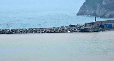 Zonguldak Limanı çamur nedeniyle sarı renge büründü