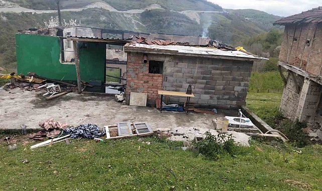Zonguldak'ta çıkan yangın yaşlı çiftin evini küle çevirdi
