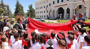 1071 öğrencinin emeğiyle hazırlanan mozaik Türk bayrağı açıldı