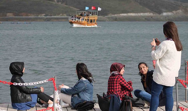 1700 rakımdaki doğa harikası göl turistlerin ilgi odağı