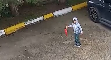 5 yaşındaki çocuk yerde gördüğü Türk bayrağını koşarak kaldırdı