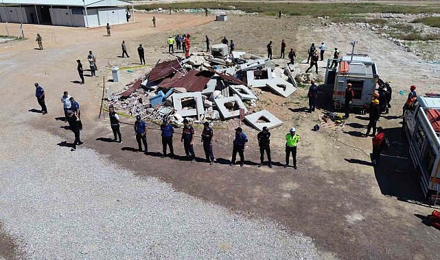 6 Şubat depreminde 40'a yakın akrabasını kaybeden AFAD gönüllüsü tatbikatta görev aldı