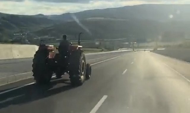 80 kilometre hızla giden aracı sollayan traktör sürücüsü kamerada