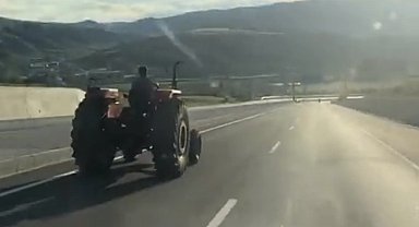 80 kilometre hızla giden aracı sollayan traktör sürücüsü kamerada