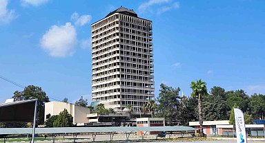 Adana'da depremde hasar gören 16 katlı Çukobirlik binası dinamitle yıkıldı