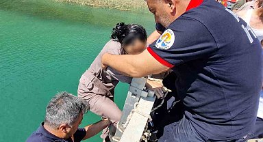 Adana'da köprüden düşen kadın itfaiye ekiplerince kurtarıldı